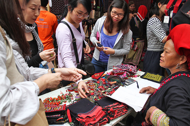 传统手工艺品慈善展在河内举行 ảnh 3