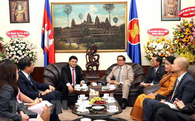 胡志明市领导前往柬埔寨总领事馆祝贺柬埔寨独立日65周年 ảnh 1 胡志明市领导前往柬埔寨总领事馆祝贺柬埔寨独立日65周年 ảnh 1