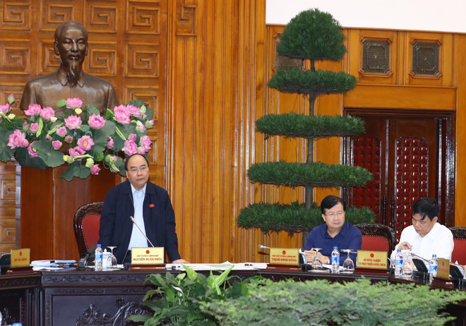 阮春福主持会议讨论中部沿海各省海岸滑坡和河口泥沙堆积情况 ảnh 2