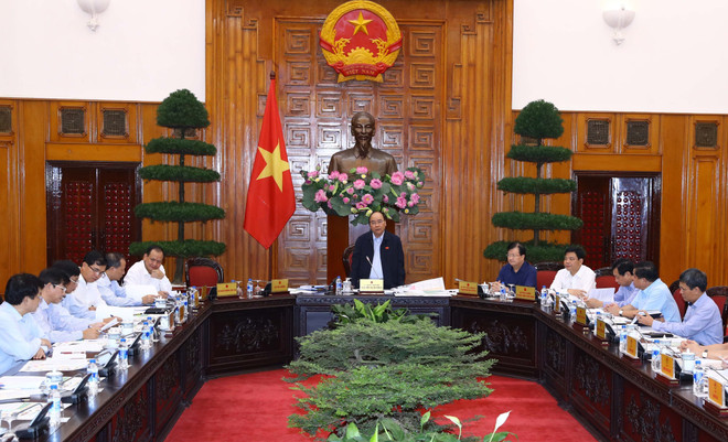 阮春福主持会议讨论中部沿海各省海岸滑坡和河口泥沙堆积情况 ảnh 1