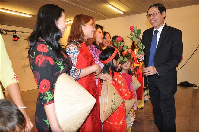 越南传统奥戴亮相比利时越南家庭日活动 ảnh 1 越南传统奥戴亮相比利时越南家庭日活动 ảnh 1