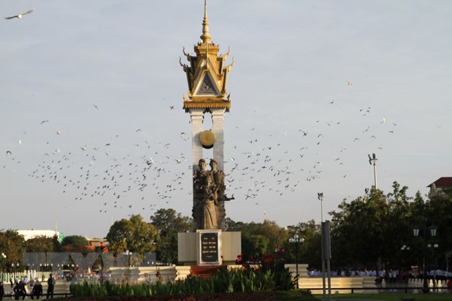 越南党和国家领导人向柬埔寨党和国家领导人致国庆贺电 ảnh 1