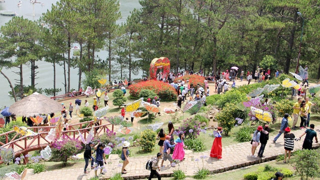 越南大叻市为游客试点观光电车 ảnh 1 越南大叻市为游客试点观光电车 ảnh 1