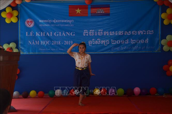 旅居柬埔寨首都金边越侨子女兴高采烈参加新学年开学典礼 ảnh 1