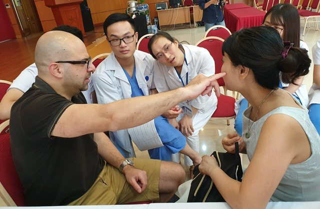 美国整形专家亲赴越南中央耳鼻喉科医院为患者进行整形手术 ảnh 2 美国整形专家亲赴越南中央耳鼻喉科医院为患者进行整形手术 ảnh 2