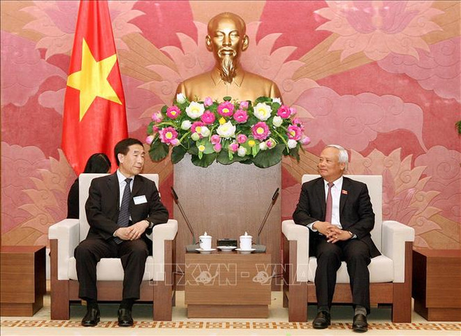 越南国会副主席汪周刘会见中国全国人大宪法和法律委员会代表团 ảnh 1