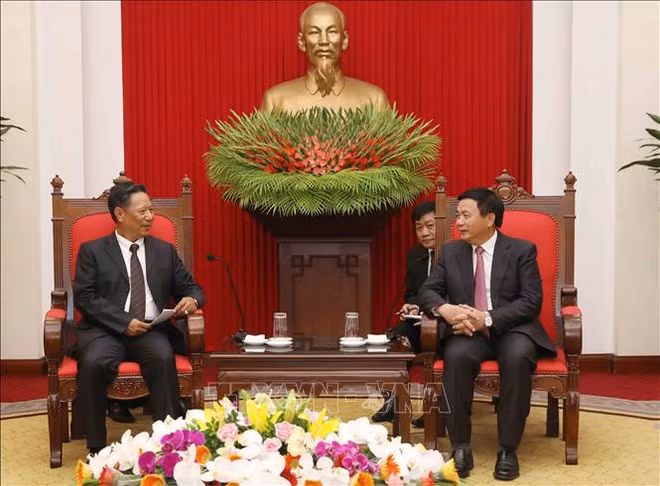 越共中央理论委员会主席会见老挝国家社会科学委员会代表团 ảnh 1