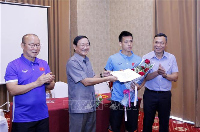 2018年铃木杯东南亚足球锦标赛：越南驻老挝大使给越南球队打气助威 ảnh 2