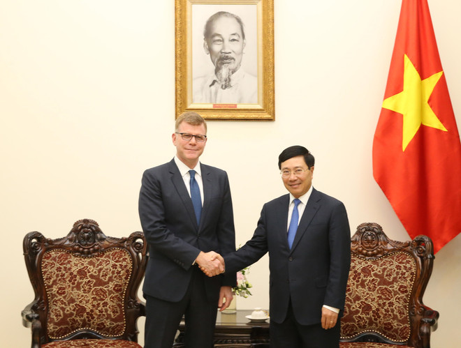 越南政府副总理兼外长范平明会见亚洲开发银行副行长格罗夫 ảnh 1 越南政府副总理兼外长范平明会见亚洲开发银行副行长格罗夫 ảnh 1
