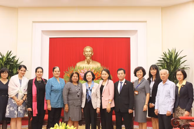 越共中央民运部部长会见古巴全国妇女联合会代表团 ảnh 2