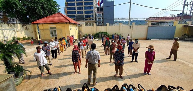 越南驻西哈努克省总领事馆向贫困越裔柬埔寨人赠送慰问品 ảnh 2