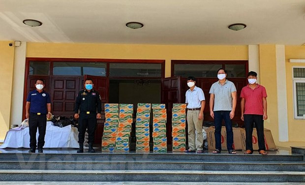 越南驻西哈努克省总领事馆向贫困越裔柬埔寨人赠送慰问品 ảnh 3