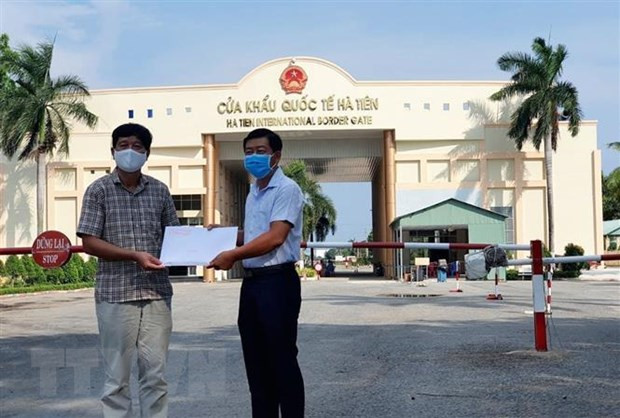 越南驻西哈努克省总领事馆接收坚江省的援助资金 ảnh 1  越南驻西哈努克省总领事馆接收坚江省的援助资金 ảnh 1