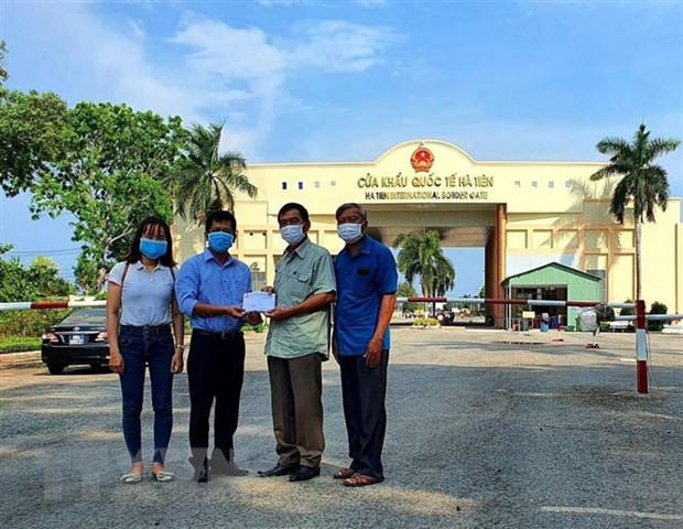 越南驻西哈努克省总领事馆接收坚江省的援助资金 ảnh 2  越南驻西哈努克省总领事馆接收坚江省的援助资金 ảnh 2