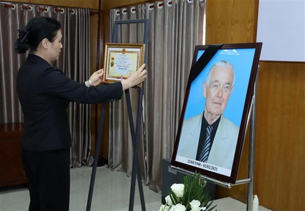 越南向反战活动家雷尼·戴维斯追授“致力于各民族和平友谊” 纪念章 ảnh 1 越南向反战活动家雷尼·戴维斯追授“致力于各民族和平友谊” 纪念章 ảnh 1