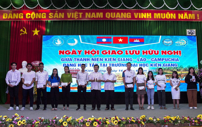 越老柬三国青年友好交流会在坚江省举行 ảnh 1 越老柬三国青年友好交流会在坚江省举行 ảnh 1