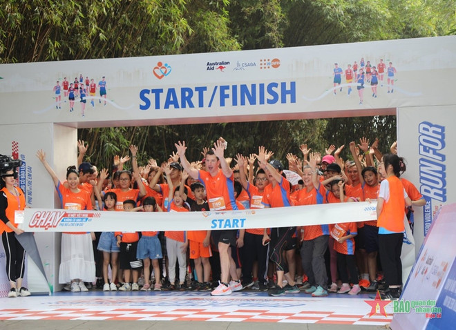 “打造无暴力侵害妇女和女童行为的越南” 竞跑赛在首都河内举行 ảnh 1