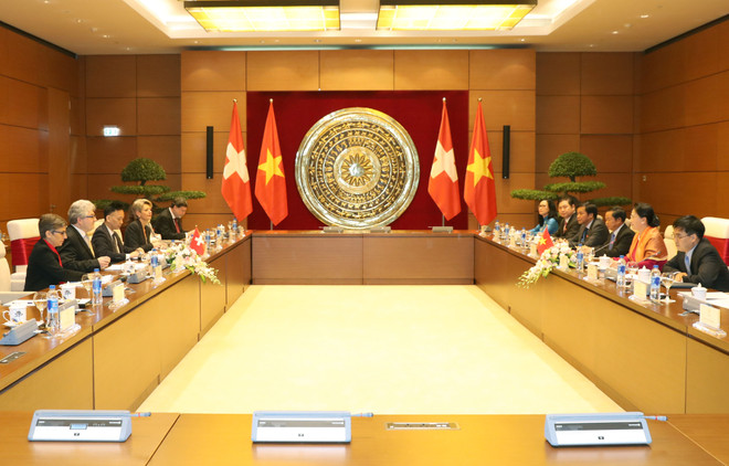 国会主席阮氏金银与瑞士联邦院议长伊沃·比绍夫贝尔格举行会谈 ảnh 2 国会主席阮氏金银与瑞士联邦院议长伊沃·比绍夫贝尔格举行会谈 ảnh 2