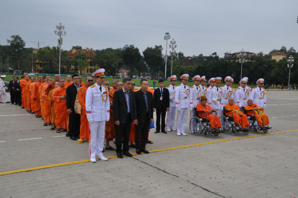 在泰越南寺庙住持和越侨优秀代表对越南进行工作访问 ảnh 1