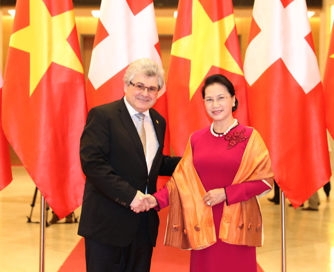 国会主席阮氏金银与瑞士联邦院议长伊沃·比绍夫贝尔格举行会谈 ảnh 1 国会主席阮氏金银与瑞士联邦院议长伊沃·比绍夫贝尔格举行会谈 ảnh 1