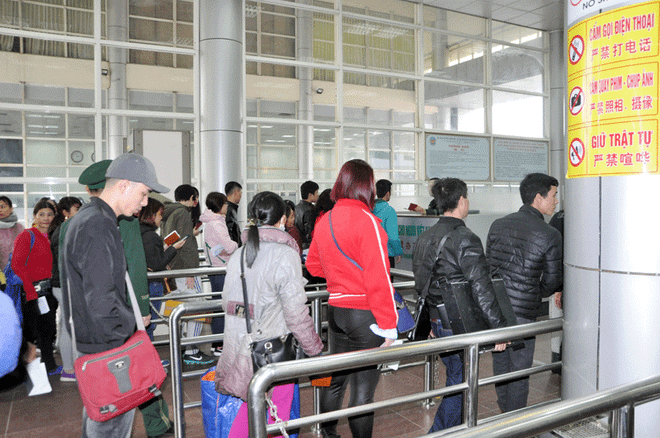 经芒街口岸入境的中国游客猛增但没有出现通关拥堵现象 ảnh 1 经芒街口岸入境的中国游客猛增但没有出现通关拥堵现象 ảnh 1