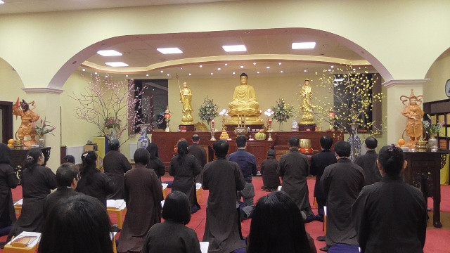 旅居匈牙利越南人缅怀为维护祖国海洋权益而牺牲的英烈 ảnh 1