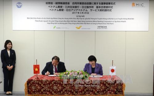 越南通信与传媒部部长张明俊与日本内务与传媒省大臣高市早苗举行会谈 ảnh 1