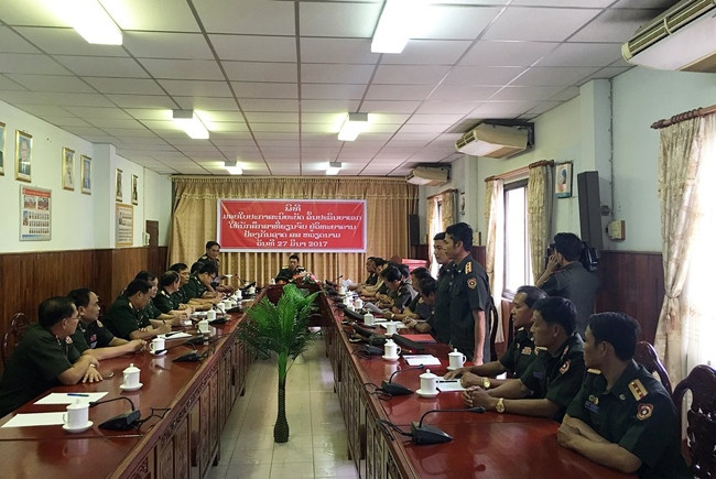 越南向2名老挝军官授予军事学博士学位证书 ảnh 1