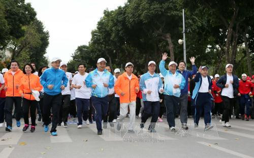 越南全国各地积极响应“全民健康奥林匹克长跑日” ảnh 1 越南全国各地积极响应“全民健康奥林匹克长跑日” ảnh 1