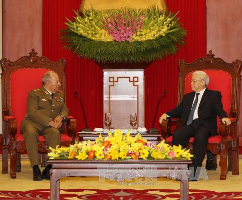 越共中央总书记阮富仲会见古巴革命武装力量部部长 ảnh 2 越共中央总书记阮富仲会见古巴革命武装力量部部长 ảnh 2