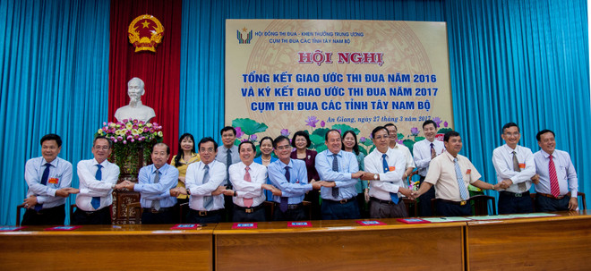 邓氏玉盛:西南部各省需努力做好对工人和农民等的奖励工作 ảnh 1 邓氏玉盛:西南部各省需努力做好对工人和农民等的奖励工作 ảnh 1