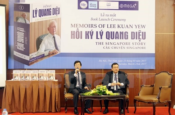 《李光耀回忆录》新书在越南问世 ảnh 1