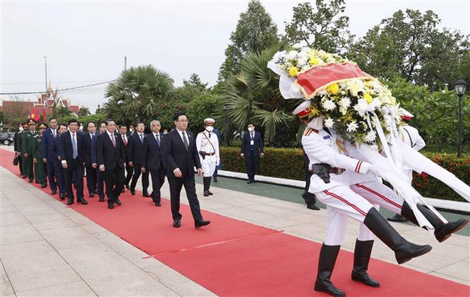 越南国会主席王廷惠与老挝国会主席赛宋蓬·丰威汉举行会谈 ảnh 3 越南国会主席王廷惠与老挝国会主席赛宋蓬·丰威汉举行会谈 ảnh 3