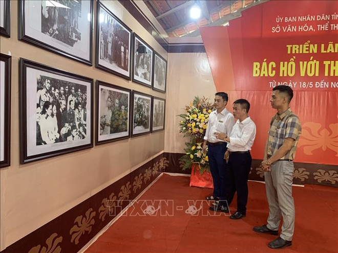 胡志明主席诞辰132周年:“胡伯伯与太原”图片展举行 ảnh 1 胡志明主席诞辰132周年:“胡伯伯与太原”图片展举行 ảnh 1