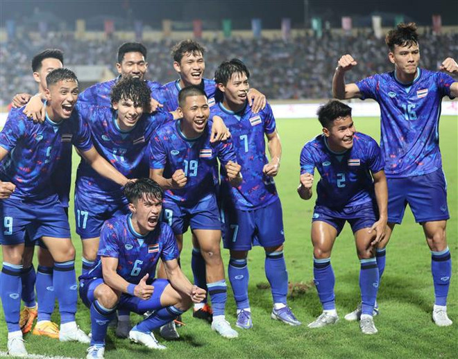 第31届运动会男足比赛:泰国队以5-0大胜新加坡队 名列B组首位 ảnh 1 第31届运动会男足比赛:泰国队以5-0大胜新加坡队 名列B组首位 ảnh 1