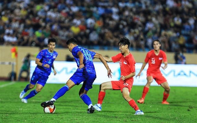 第31届运动会男足比赛:泰国队以5-0大胜新加坡队 名列B组首位 ảnh 2 第31届运动会男足比赛:泰国队以5-0大胜新加坡队 名列B组首位 ảnh 2