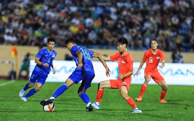 第31届运动会男足比赛：泰国队以5-0大胜新加坡队 名列B组首位 ảnh 2
