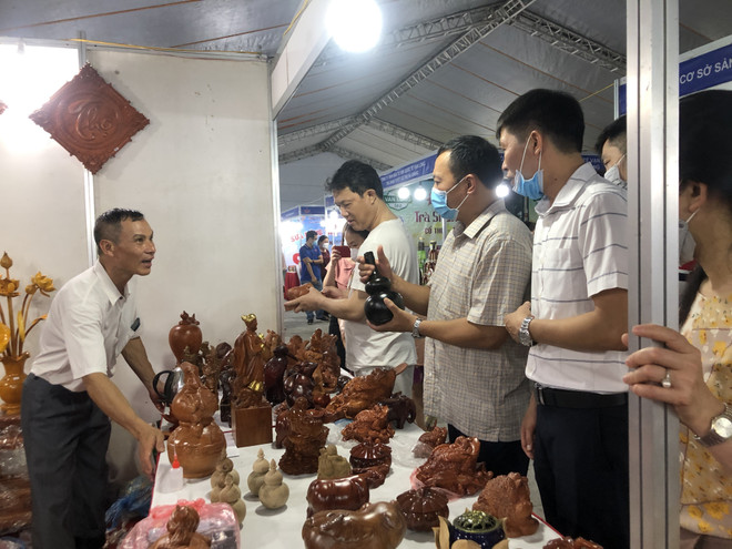 第31届东运会:河内市传统手工艺村产品产销网络对接计划启动 ảnh 2 第31届东运会:河内市传统手工艺村产品产销网络对接计划启动 ảnh 2