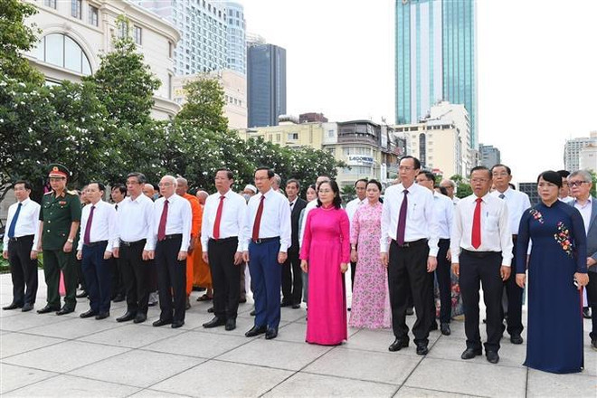 胡志明主席诞辰132周年：全国各地举办活动缅怀胡志明主席的丰功伟绩 ảnh 2