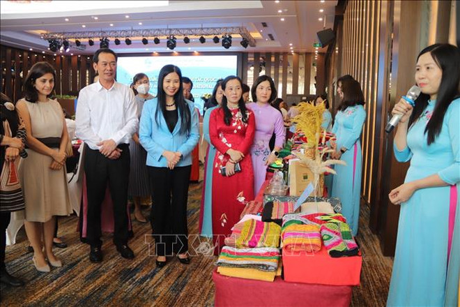 欧盟驻越使团同各伙伴在清化省进行实地调研 ảnh 1 欧盟驻越使团同各伙伴在清化省进行实地调研 ảnh 1