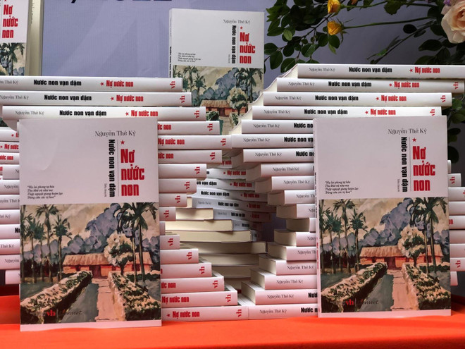 胡志明主席诞辰132周年：名为《我欠江山》的戏剧和同名小说问世 ảnh 2