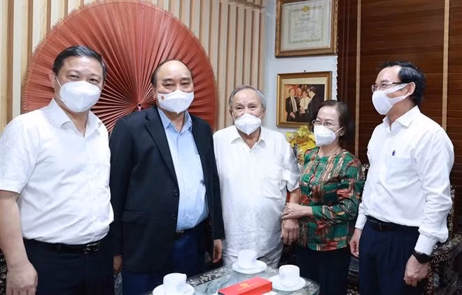 越南国家主席阮春福看望胡志明市部分模范教师 ảnh 1