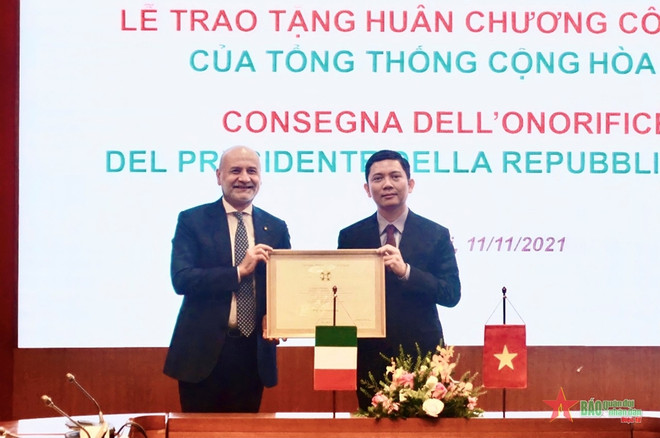 越南社会科学翰林院院长裴日光荣获“意大利之星”骑士勋章 ảnh 1 越南社会科学翰林院院长裴日光荣获“意大利之星”骑士勋章 ảnh 1
