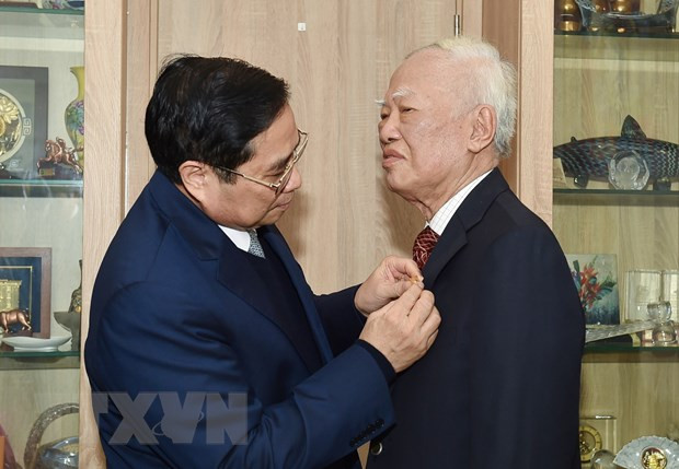 政府总理范明政向原政府副总理武宽授予60年党龄纪念章 ảnh 2 政府总理范明政向原政府副总理武宽授予60年党龄纪念章 ảnh 2