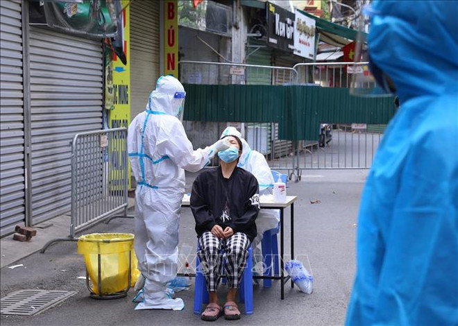 新冠肺炎疫情：18日河内市报告单日新增本土病例创新高 ảnh 1