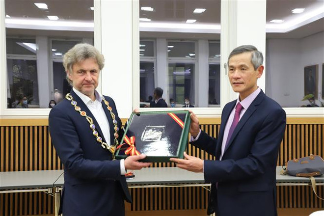 越南高度评价与德国卡尔斯鲁厄市的合作潜力 ảnh 1 越南高度评价与德国卡尔斯鲁厄市的合作潜力 ảnh 1