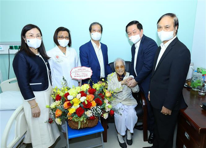 越南国家主席阮春福看望胡志明市部分模范教师 ảnh 2 越南国家主席阮春福看望胡志明市部分模范教师 ảnh 2