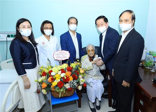 越南国家主席阮春福看望胡志明市部分模范教师 ảnh 2