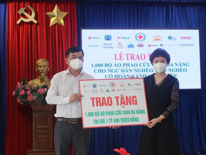 向中部地区12个省市的贫困渔民赠送1.5万套救生衣 ảnh 1