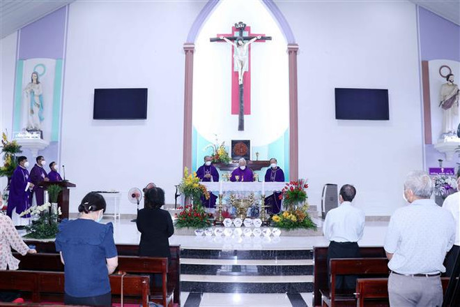 胡志明市天主教团结委员会悼念新冠肺炎疫情防控牺牲人员和逝世同胞 ảnh 1 胡志明市天主教团结委员会悼念新冠肺炎疫情防控牺牲人员和逝世同胞 ảnh 1